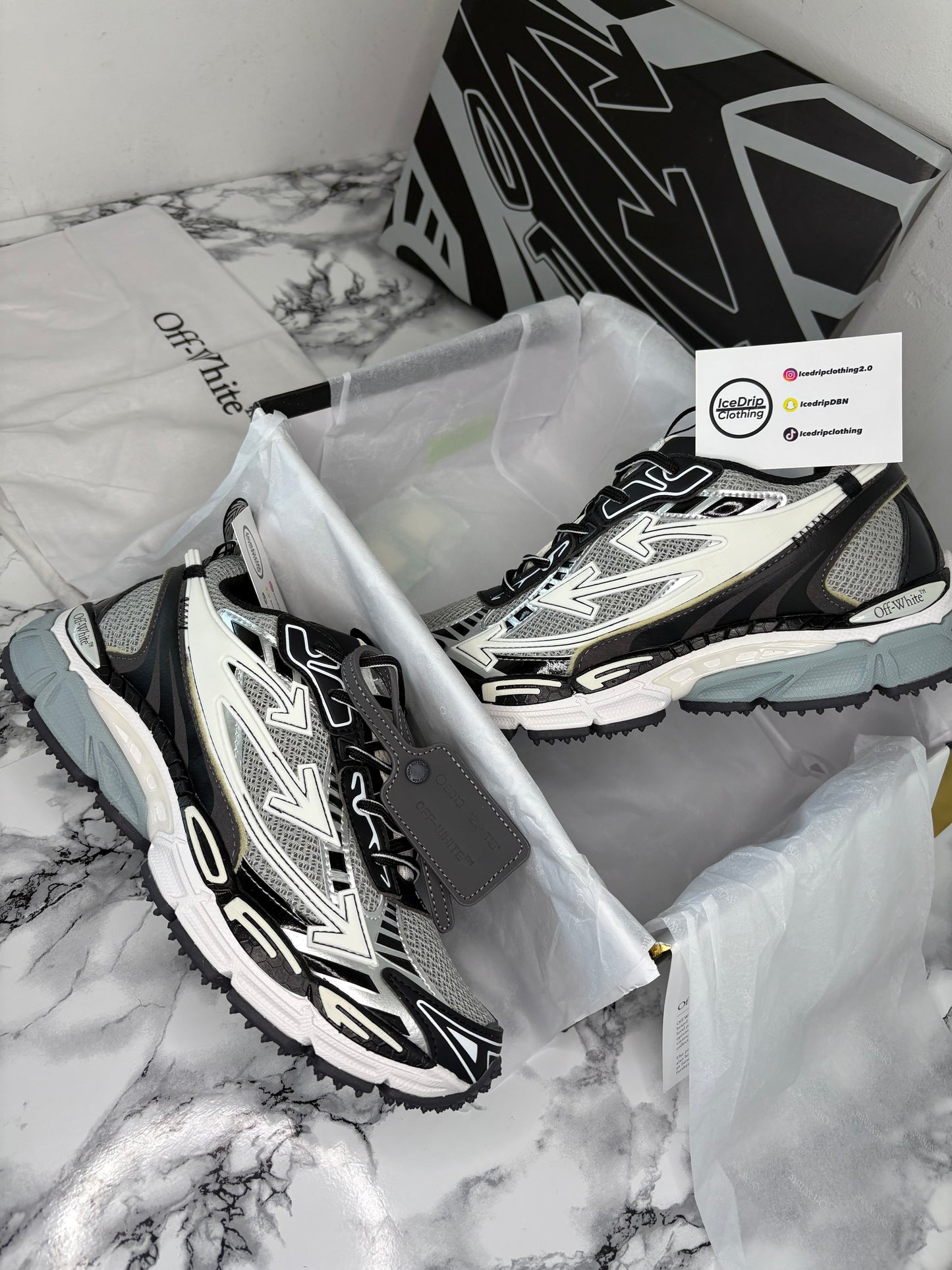 Off white “be right back” (Black&White)🔌🤍