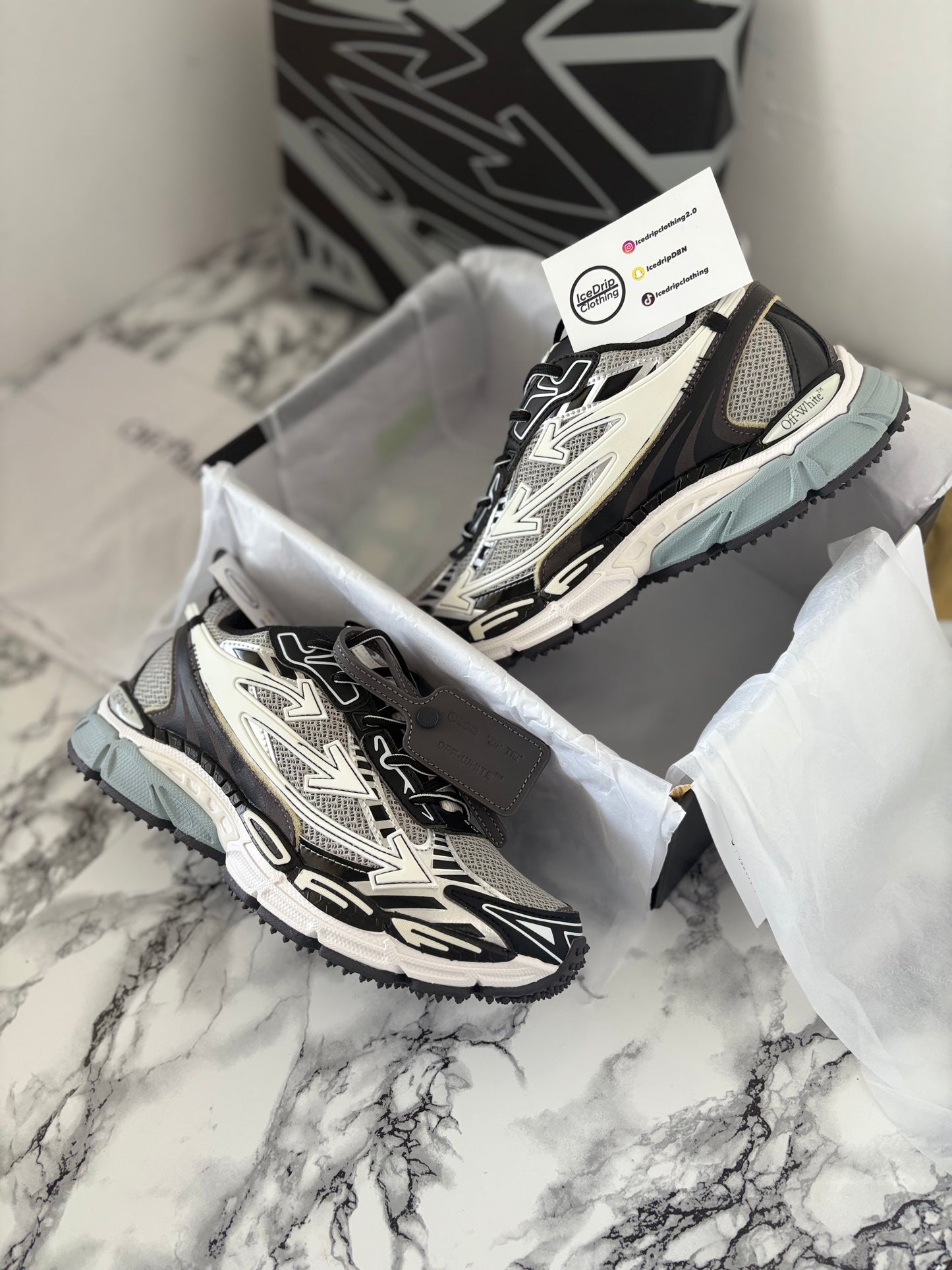 Off white “be right back” (Black&White)🔌🤍