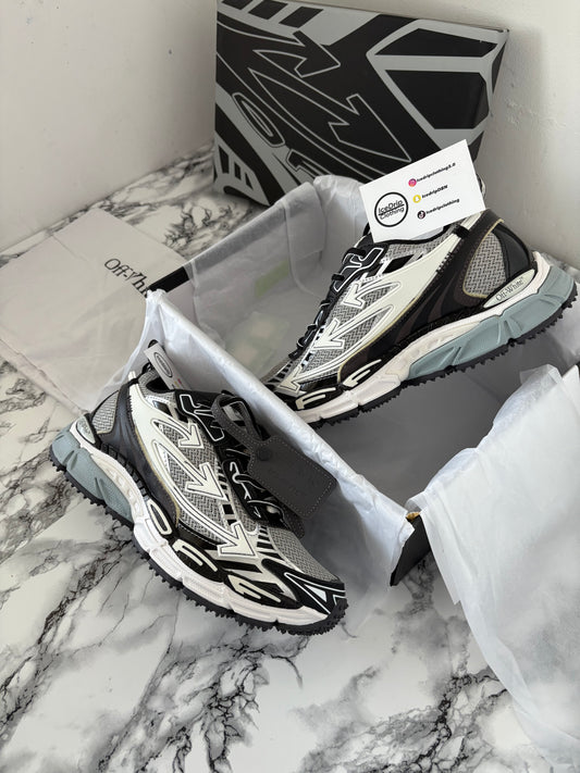 Off white “be right back” (Black&White)🔌🤍