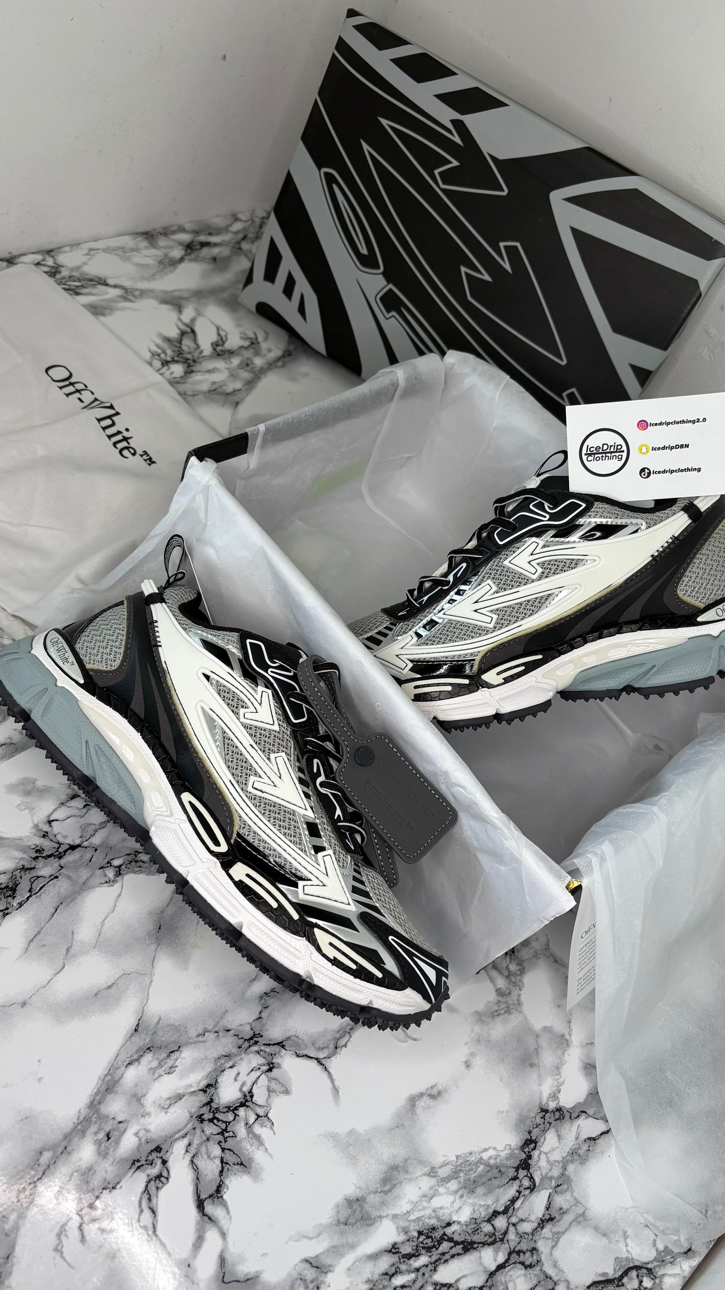 Off white “be right back” (Black&White)🔌🤍